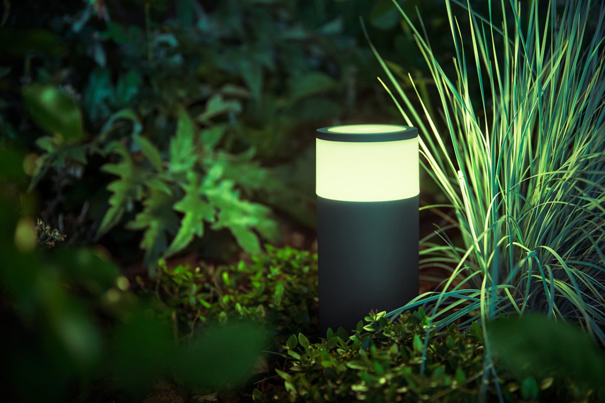 Smart-Outdoor-Lighting-vs-Regular-Garden-Lights